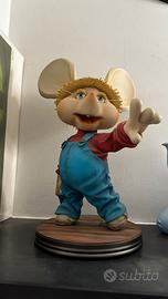 Topo Gigio infinite statue