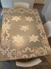 Tovaglia in pizzo con rose colorate