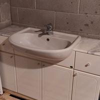 Mobile bagno con lavabo, specchio e rubinetteria