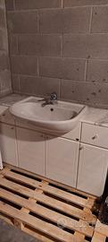 Mobile bagno con lavabo, specchio e rubinetteria