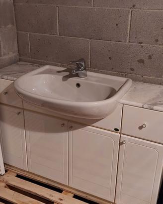 Mobile bagno con lavabo, specchio e rubinetteria