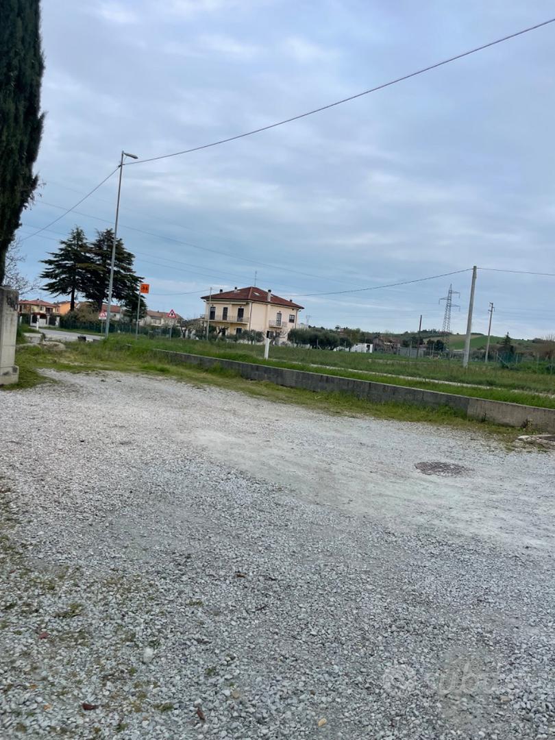 Piccolo spazio adiacente strada - Vista 3