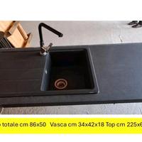 lavandino, rubinetto e top