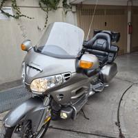 Honda Goldwing GL1800 grigia