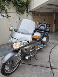 Honda Goldwing GL1800 grigia