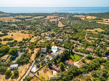 Prestigiosa villa indipendente immersa nel verde a