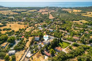 Prestigiosa villa indipendente immersa nel verde a