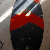 tavola da surf su spiaggia(skimboard)