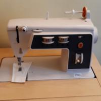 Macchina da cucire Singer con mobiletto