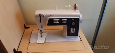 Macchina da cucire Singer con mobiletto
