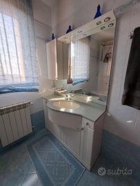 Mobile bagno con lavandino e misce ideal standard