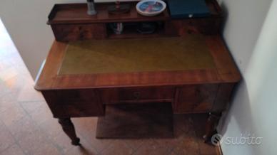 Antico scrittoio con alzatina