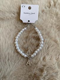Bracciale con perle e inizale A con strass