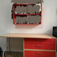 Scrivania cassettiera rossa con mensole