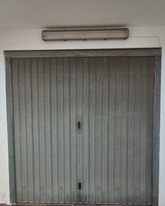 portone basculante per garage / box / magazzino.