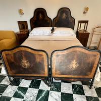 Coppia di letti singoli dipinti a mano liberty