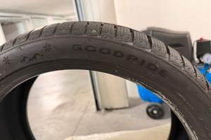 4 Pneumatici Goodride Zupersnow 225/40 R19 93V