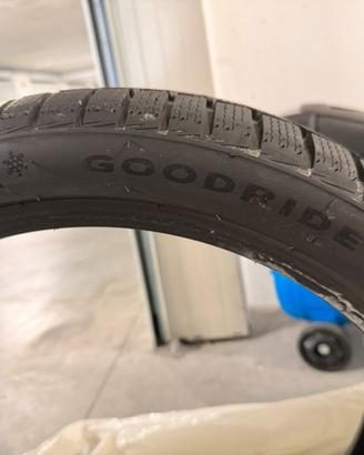 4 Pneumatici Goodride Zupersnow 225/40 R19 93V