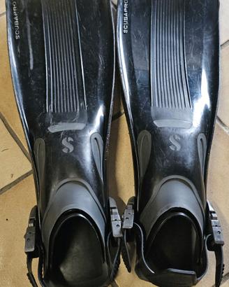 Pinne, Calzari e cintura sub con pesi