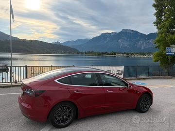 Tesla rossa