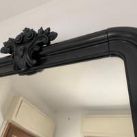 Antico specchio intagliato in legno scuro