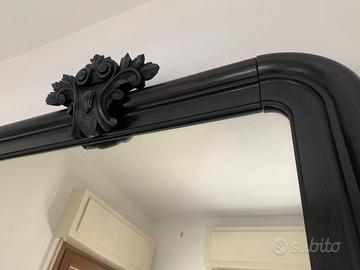 Antico specchio intagliato in legno scuro