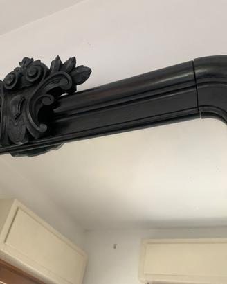 Antico specchio intagliato in legno scuro