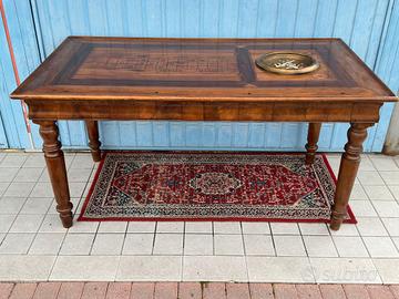 Tavolino in noce intagliato con roulette