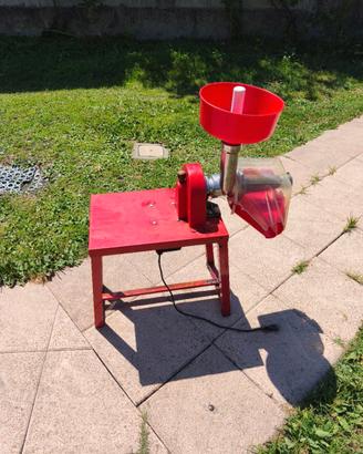 Macchina elettrica per la passata di pomodoro