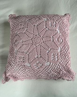 Cuscino rosa ricamato ad uncinetto