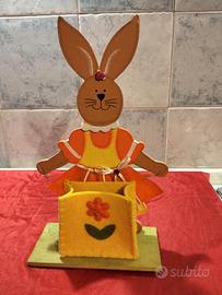coniglio pasquale in legno e feltro 