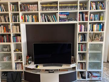libreria e divano
