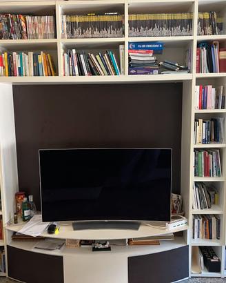 libreria e divano
