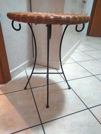 Tavolino da giardino in vimini e ferro battuto 