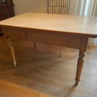 Tavolo in legno con base in marmo