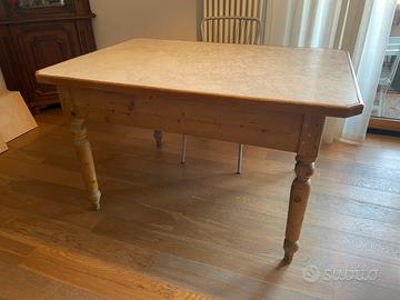 Tavolo in legno con base in marmo