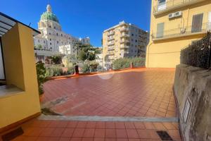 2 LOCALI A NAPOLI