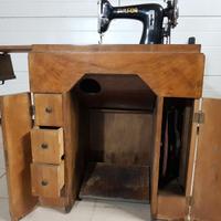 Macchina per cucire vintage con mobile