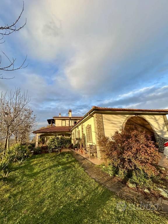 Rustico / Casale di 279 m² con più di 5 locali a T - Vista 3