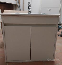 lavandino per bagno con mobiletto e rubinetto