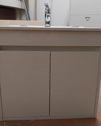 lavandino per bagno con mobiletto e rubinetto