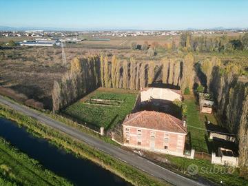 TecnoAzienda: Rustico da ristrutturare con