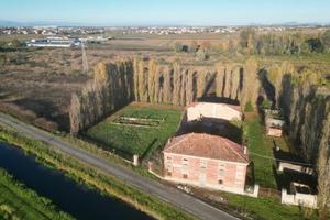 TecnoAzienda: Rustico da ristrutturare con