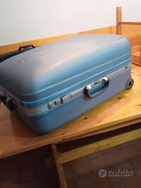 Valigia rigida con ruote e doppia chiusura