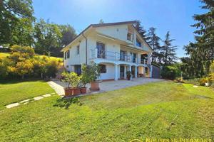 Villa di 270 m² con più di 5 locali e box auto dop