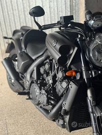 Yamaha V max 1700 Akrapovic full black