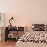 Un posto letto in ampia doppia disponibile da Ago