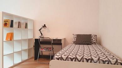 Un posto letto in ampia doppia disponibile da Ago