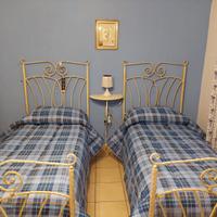 Coppia di letti singoli in ferro battuto +console