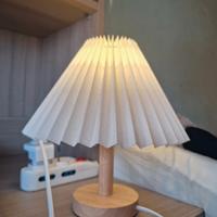 Lampada da tavolo a pieghe